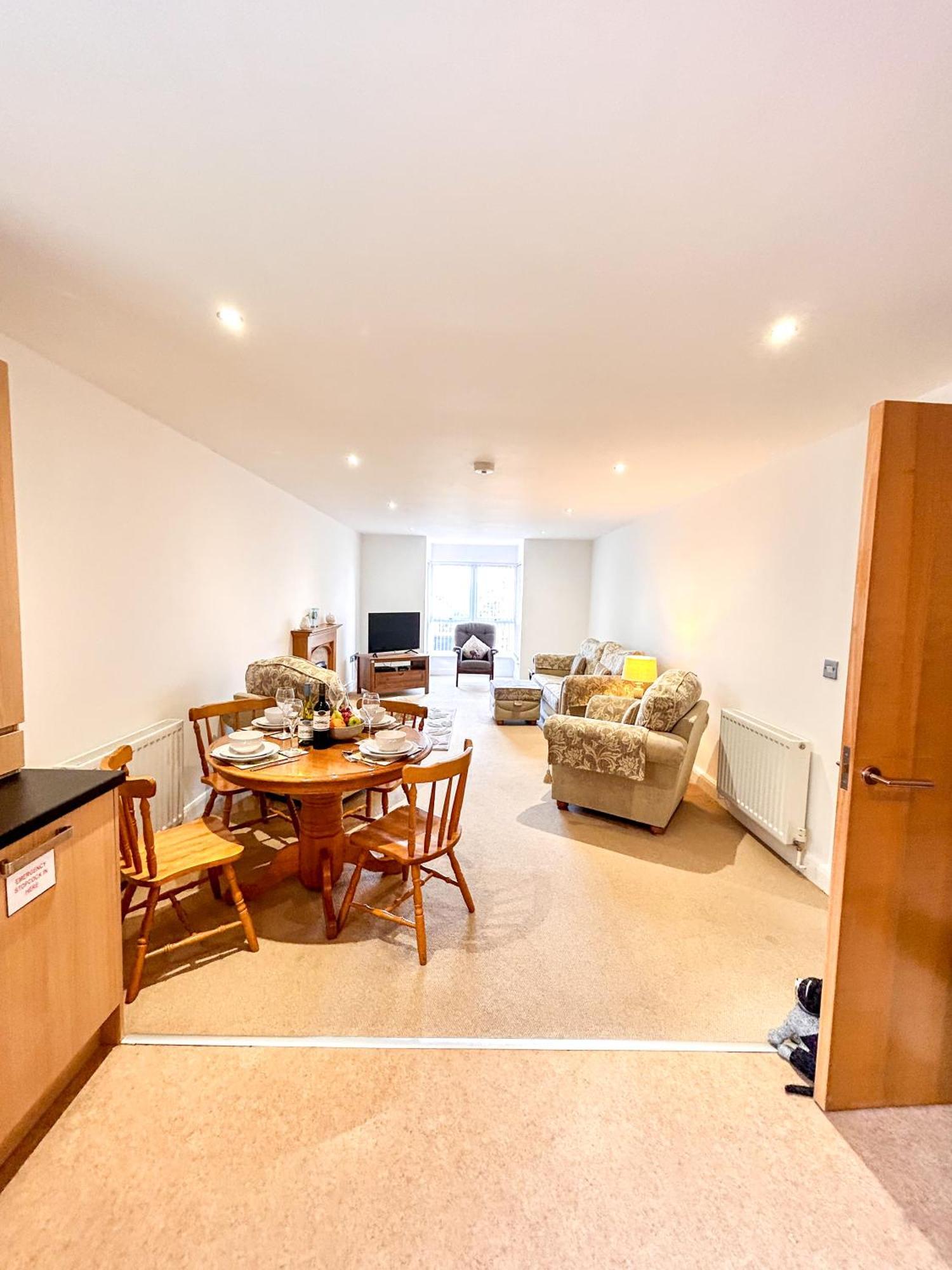 6 Serviced At St Josephs Court, By Visit Apartment *